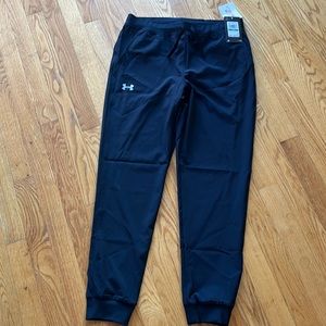 Under Armour black jogger pant.